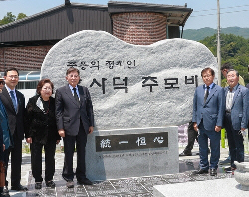 주호영(왼쪽부터), 김을동, 김덕룡, 김형진, 김정남씨. <고 홍사덕 국회부의장 추모회 제공>